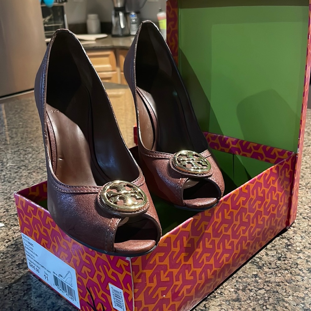 tory burch aurelia wedge in sienna with gold detail size 11